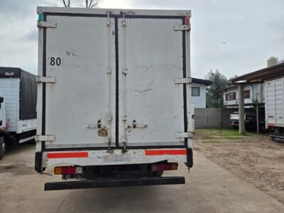 Vendo mercedes 710 año 2005 muy buen estado documentacion perfecta listo para trabajar vtv vigente